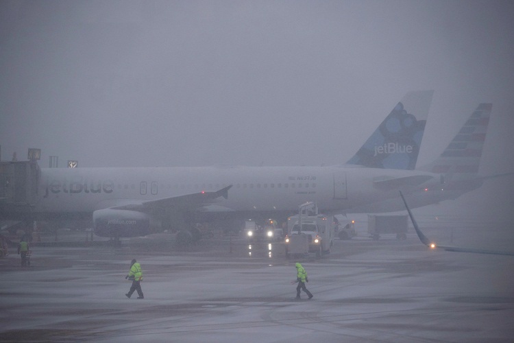 Image result for estados unidos una tormenta de nieve paralizÃ³ los aeropuertos y hay mÃ¡s de 3 mil vuelos cancelados